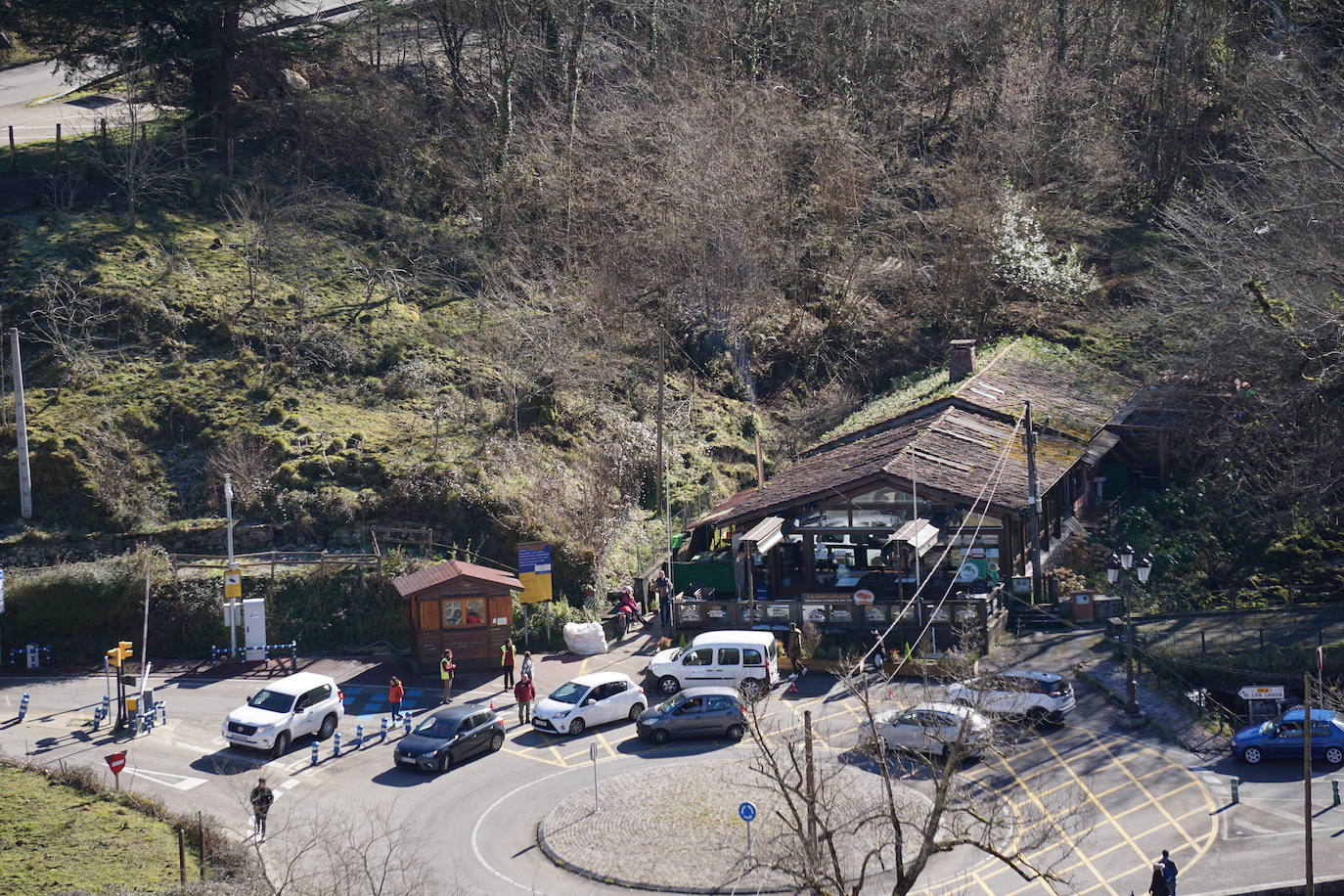 Fotos: La falta de aparcamiento complica la visita a los Lagos