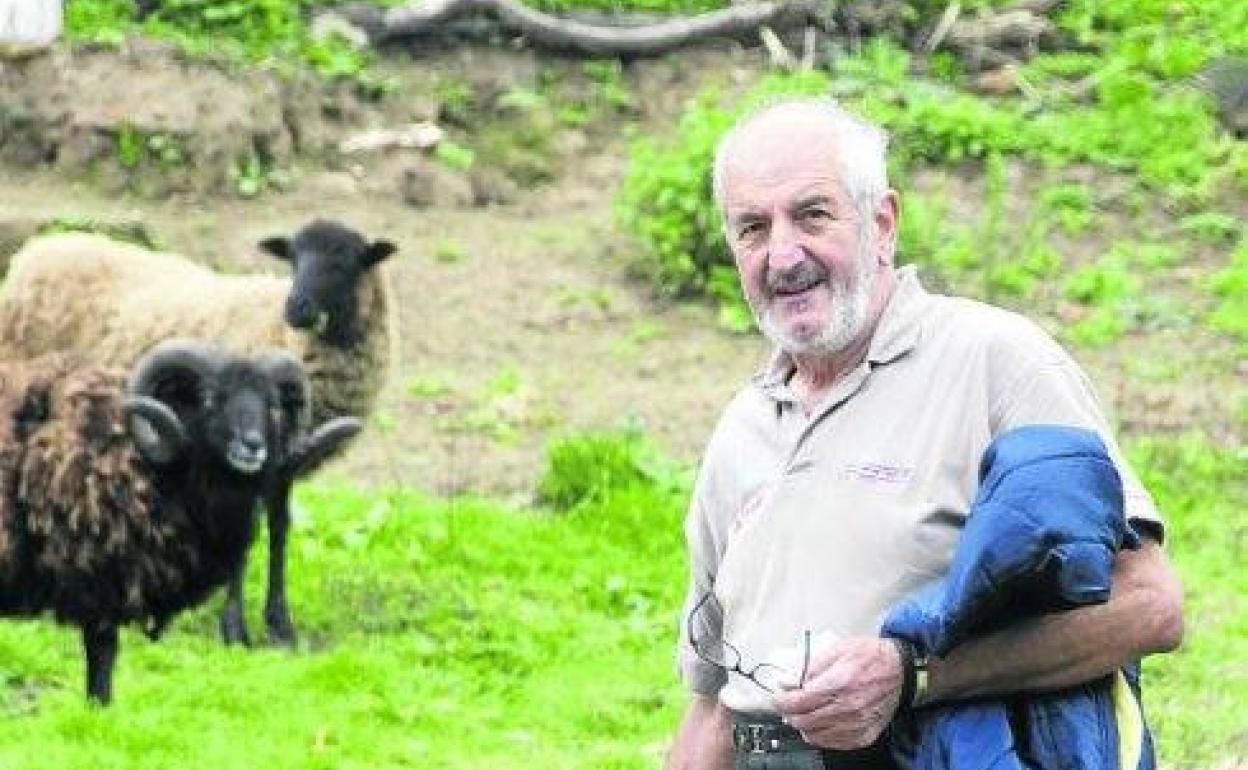 José Antonio García, en su finca de la localidad praviana de Forcinas. 