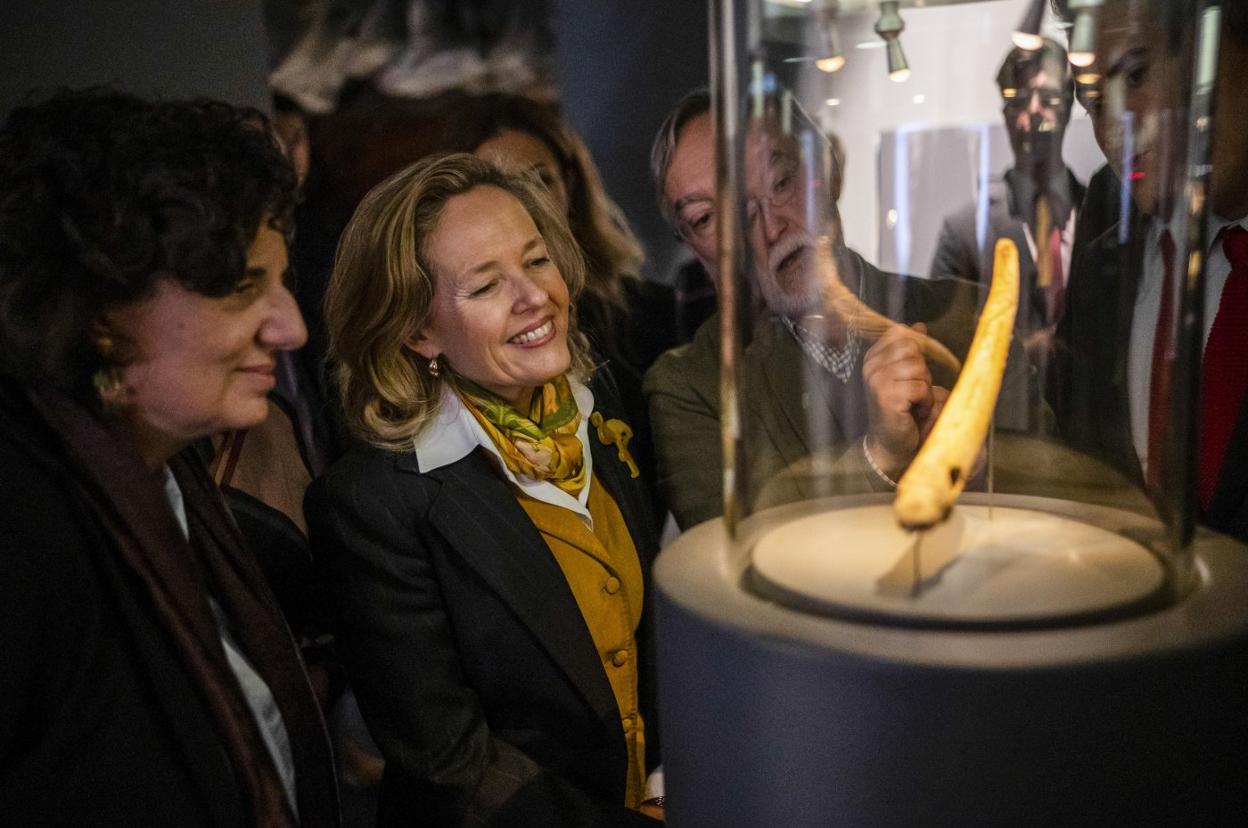 Nadia Calviño, junto a la consejera de Cultura de Asturias, Berta Piñán, observa una de las piezas del Museo de la Prehistoria de Cantabria, que ayer visitó. 
