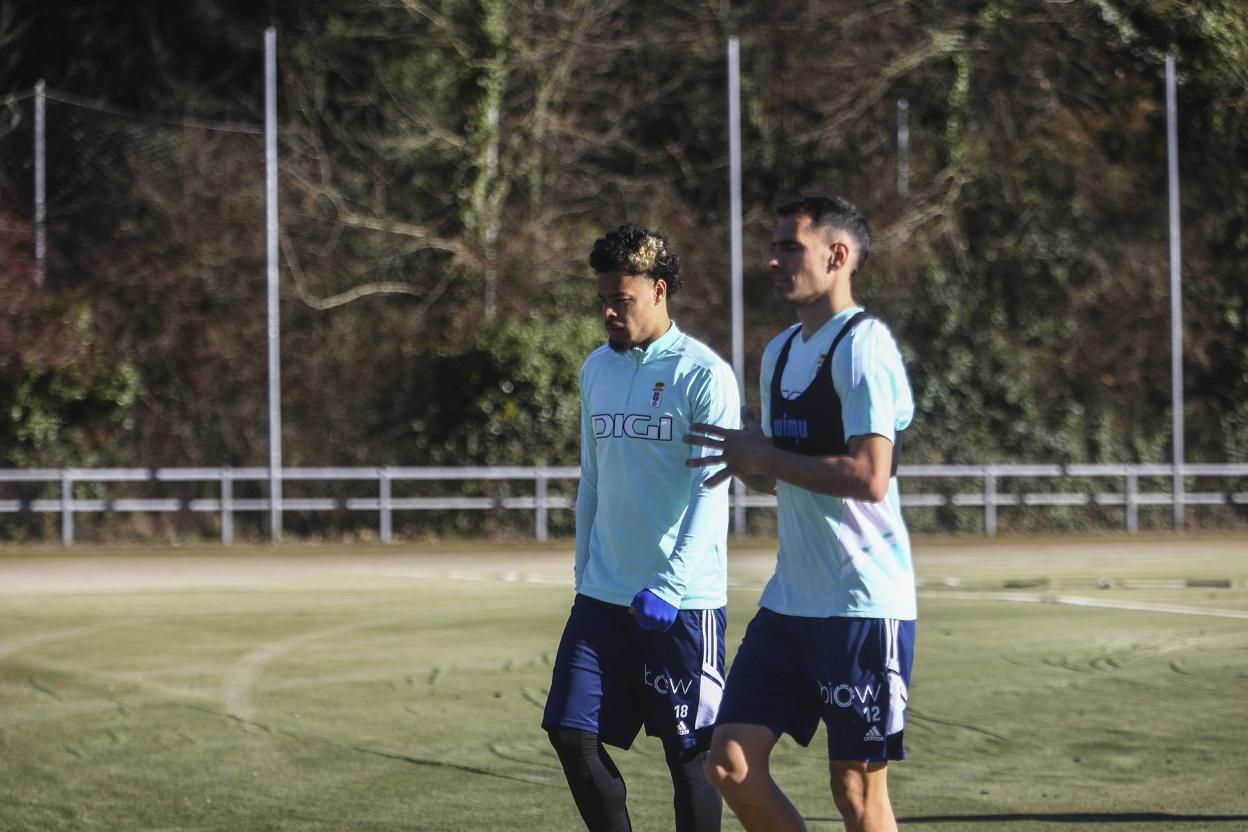 Koba Lein y Diego Costa conversan en el inicio de una sesión. 