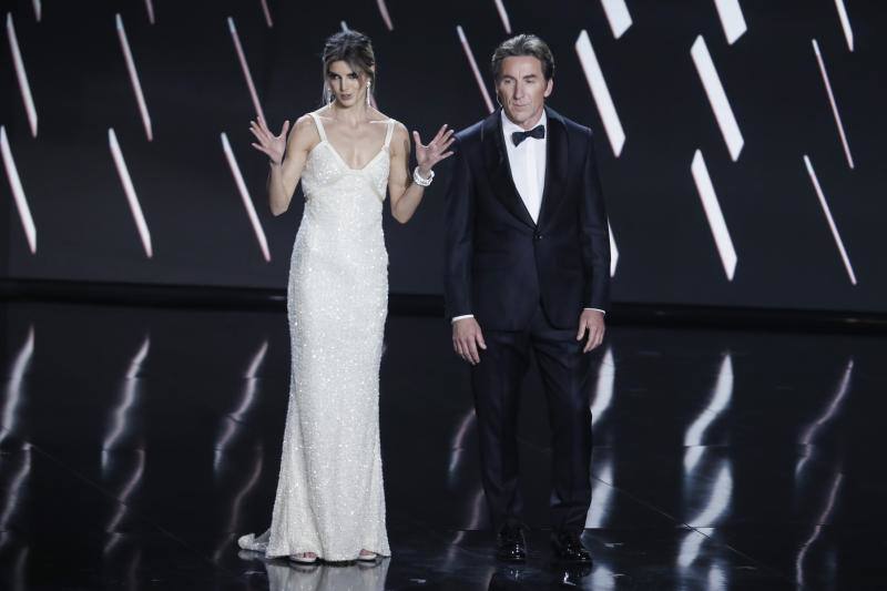 Los presentadores de la gala de la XXXVII edición de los Premios Goya, Clara Lago y Antonio de la Torre.