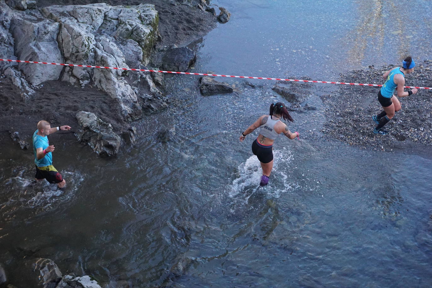 Fotos: Seiscientos corredores con «ganas de barro» en Cangas