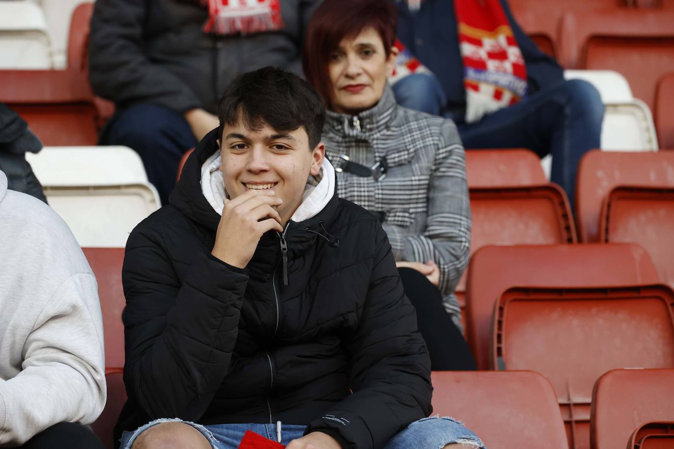 Fotos: ¿Estuviste en el Sporting - Huesca? ¡Búscate en El Molinón!