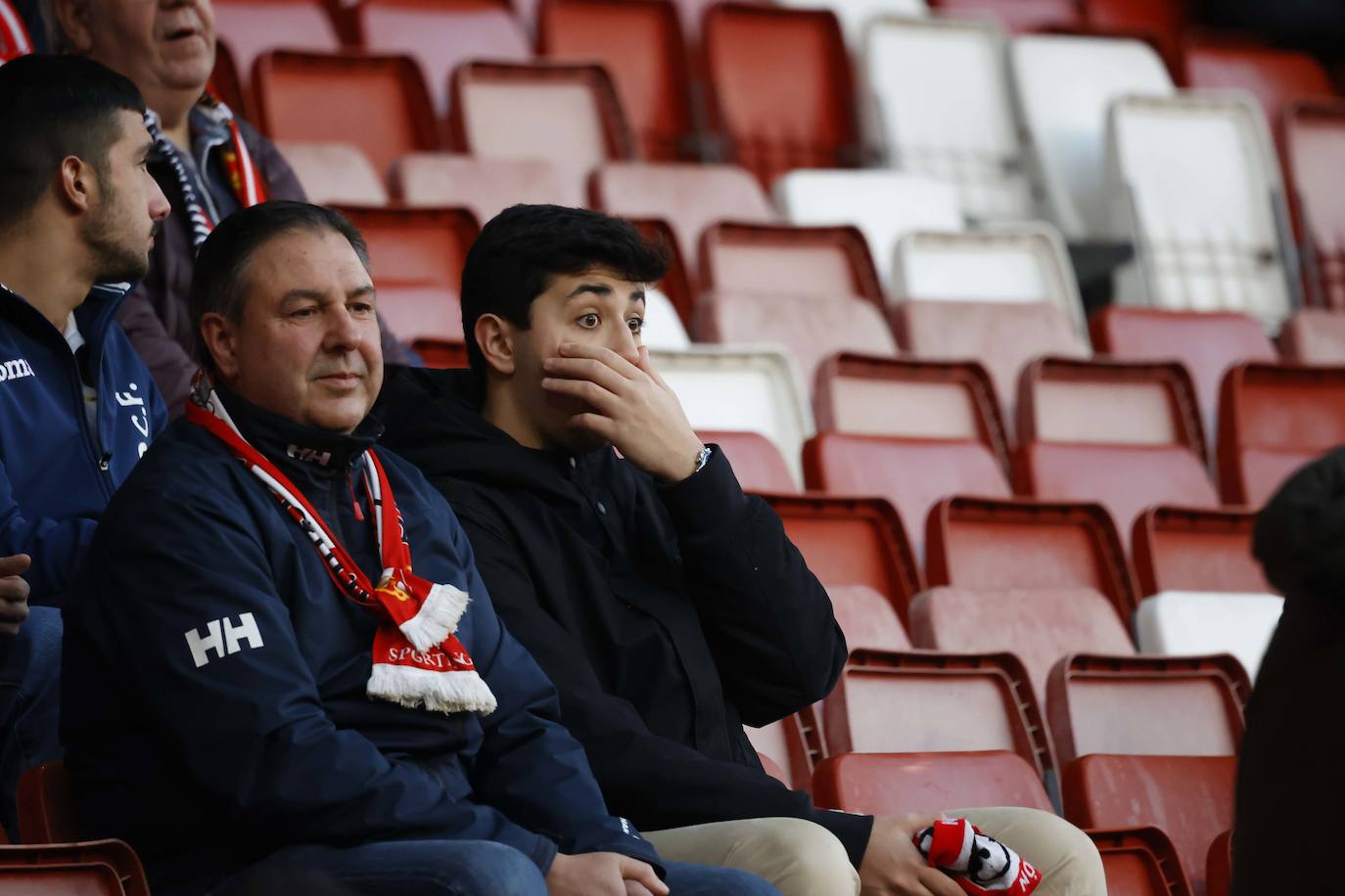 Fotos: ¿Estuviste en el Sporting - Huesca? ¡Búscate en El Molinón!