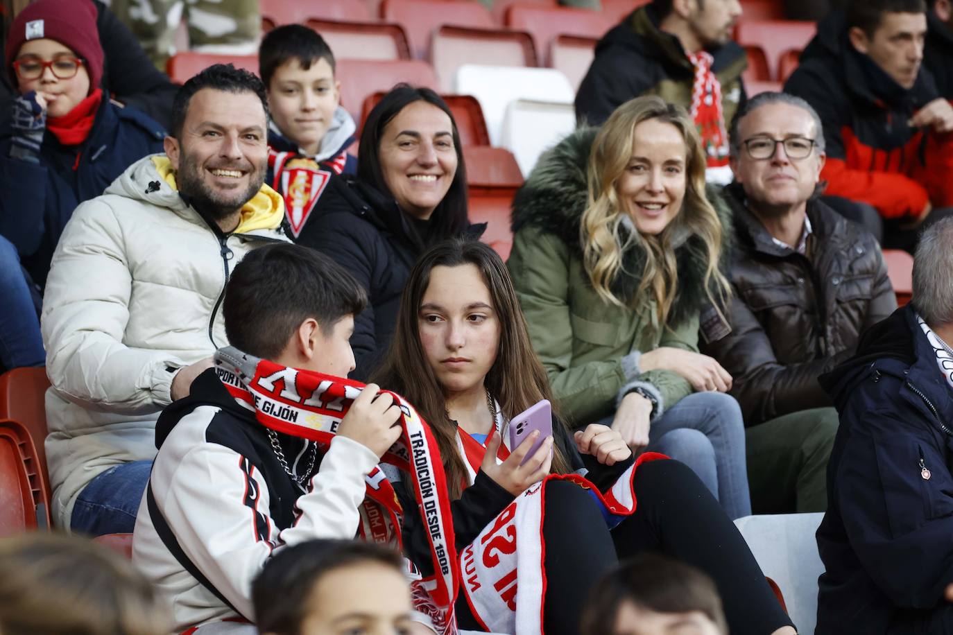 Fotos: ¿Estuviste en el Sporting - Huesca? ¡Búscate en El Molinón!