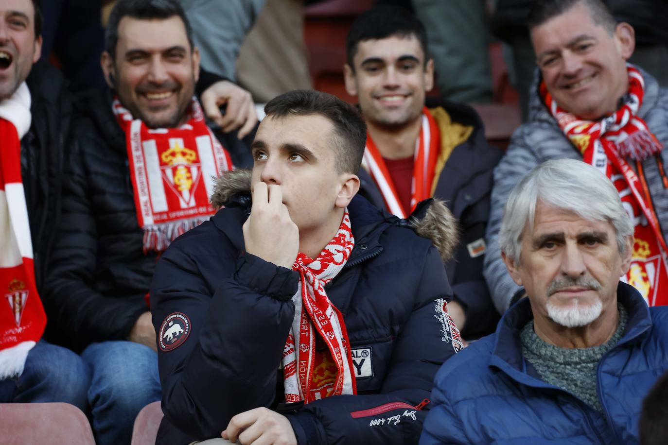 Fotos: ¿Estuviste en el Sporting - Huesca? ¡Búscate en El Molinón!