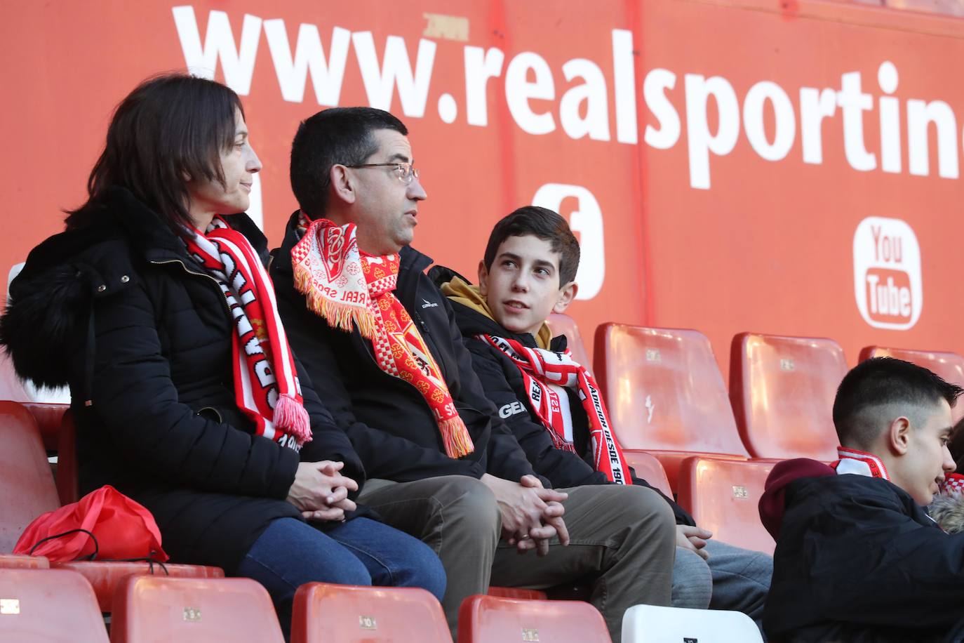 Fotos: ¿Estuviste en el Sporting - Huesca? ¡Búscate en El Molinón!