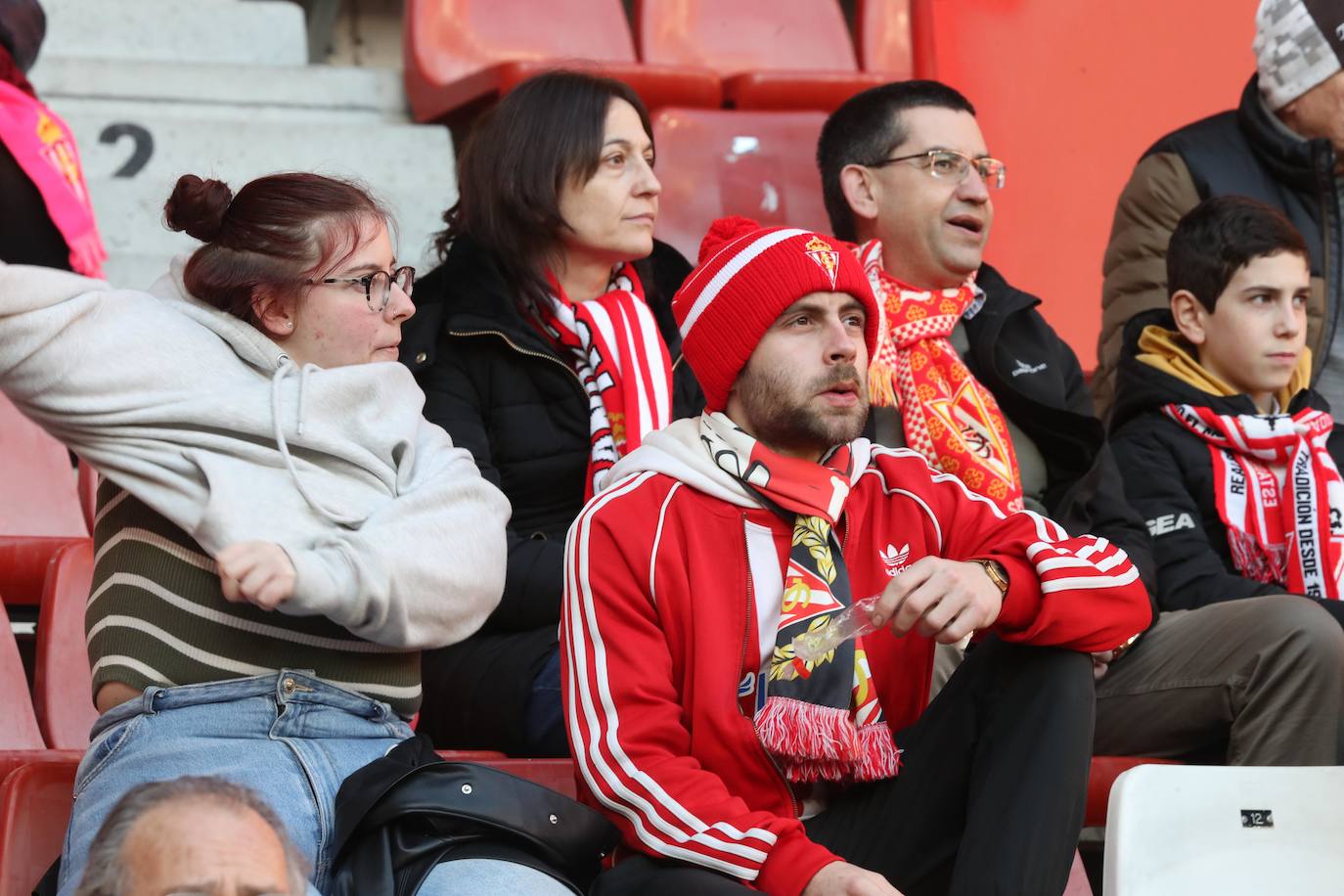 Fotos: ¿Estuviste en el Sporting - Huesca? ¡Búscate en El Molinón!