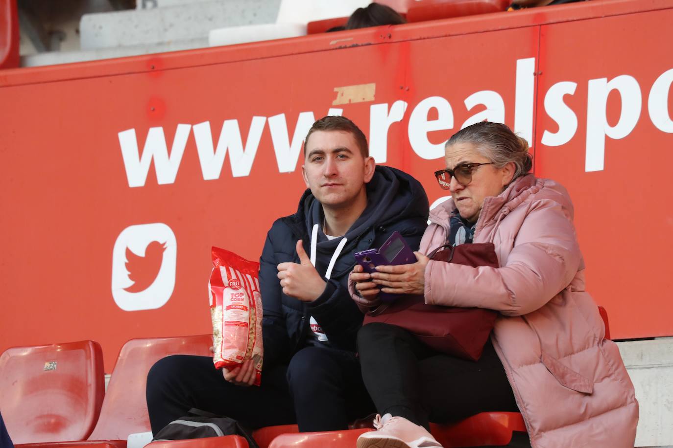 Fotos: ¿Estuviste en el Sporting - Huesca? ¡Búscate en El Molinón!