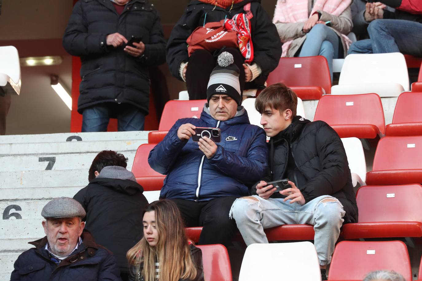 Fotos: ¿Estuviste en el Sporting - Huesca? ¡Búscate en El Molinón!