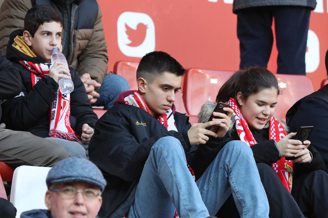 Fotos: ¿Estuviste en el Sporting - Huesca? ¡Búscate en El Molinón!