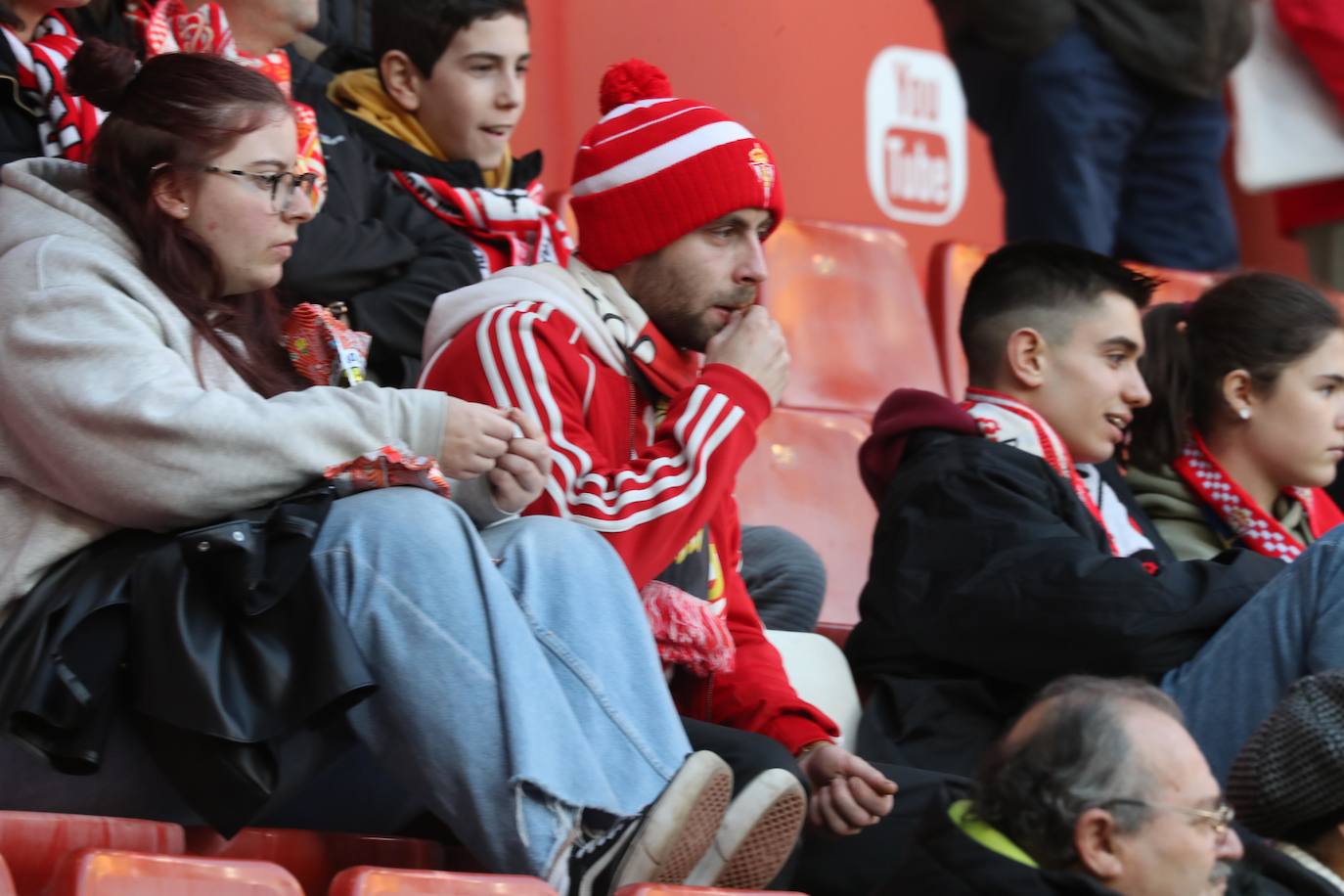 Fotos: ¿Estuviste en el Sporting - Huesca? ¡Búscate en El Molinón!