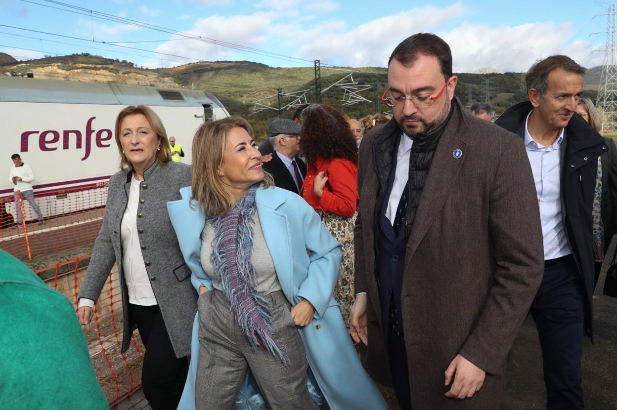 Adrián Barbón pasea con la ministra de Transportes, Raquel Sánchez, durante la visita, en noviembre pasado, a las obras de la variante. 