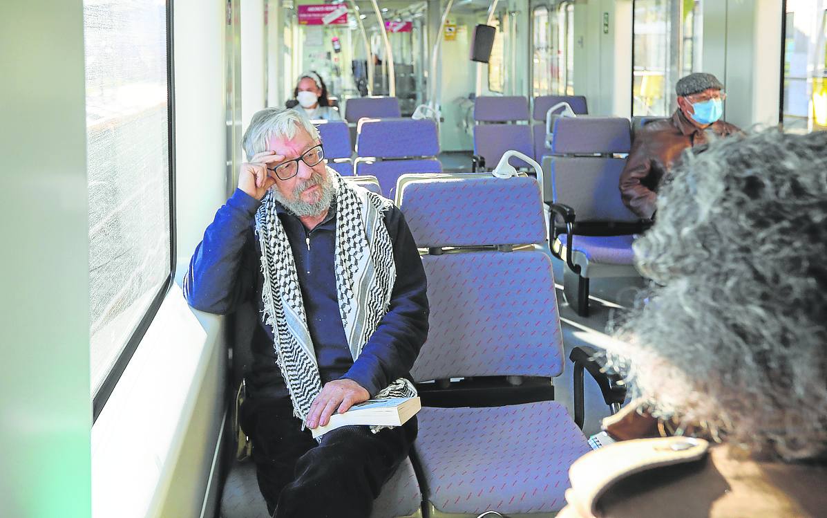 Valentín Benavente, que va de Infiesto a Oviedo. damián arienza