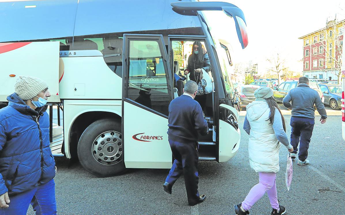 Transbordo de viajeros en la estación de El Berrón. damián arienza