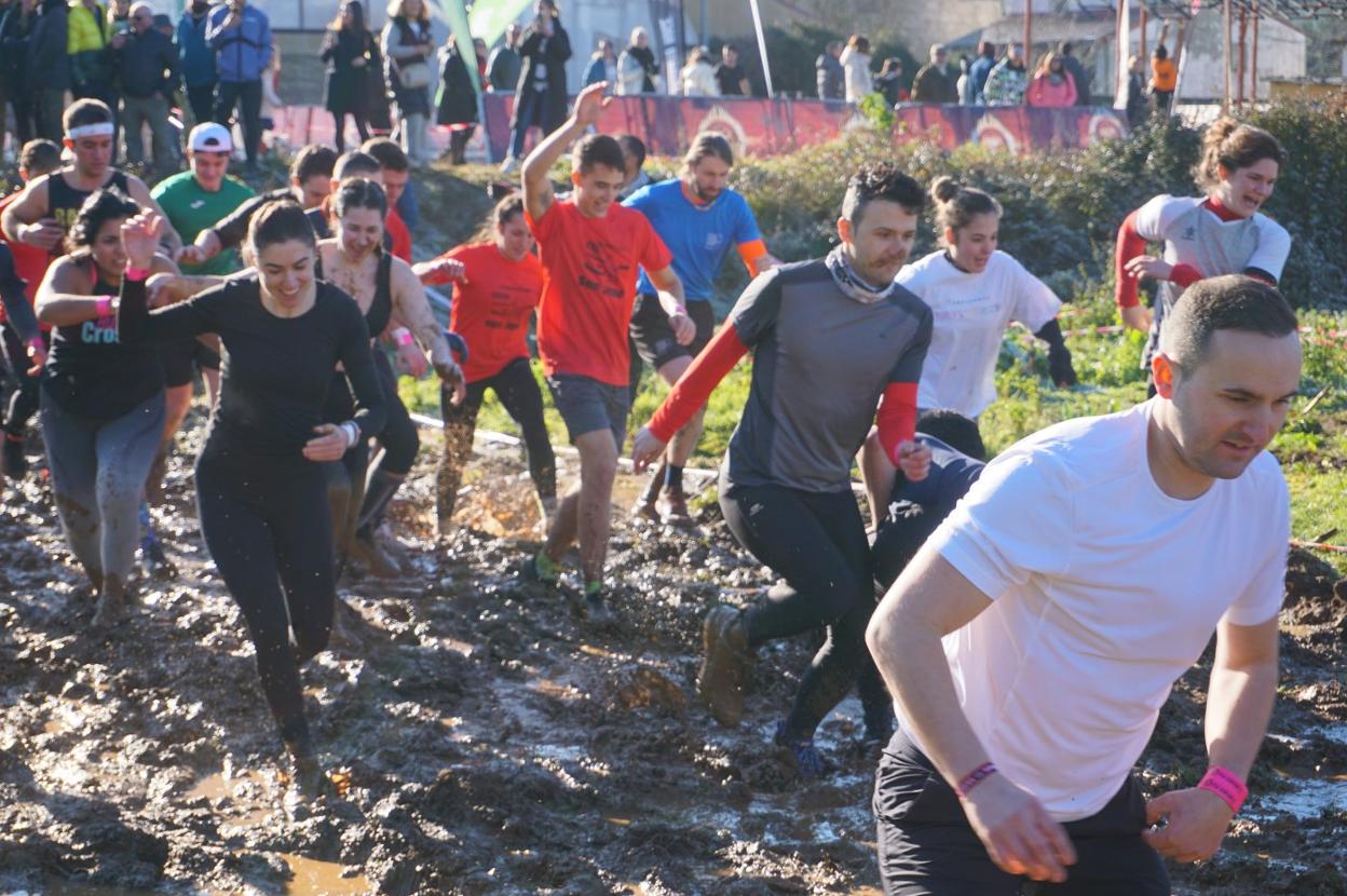 El barro es la seña de identidad de la Farinato Race, carrera de obstáculos disputada ayer en Cangas. 