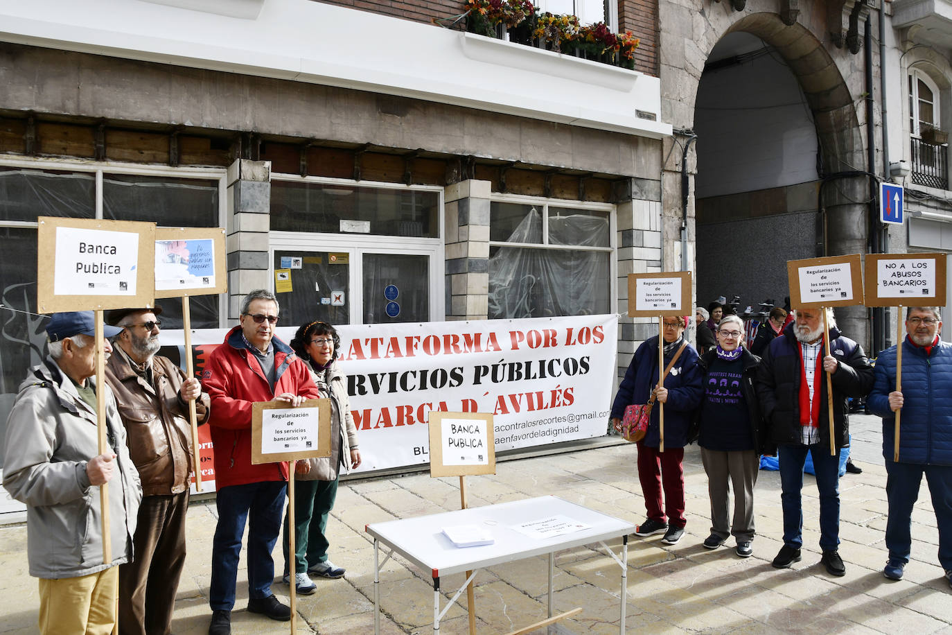 Fotos: Sanitarios asturianos protestan ante los Reyes, en Avilés, por la mejora de sus condiciones