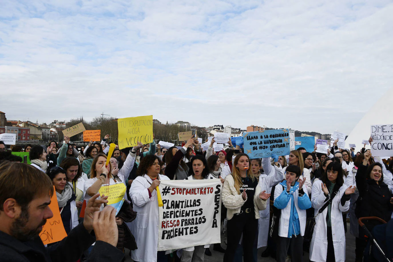 Fotos: Sanitarios asturianos protestan ante los Reyes, en Avilés, por la mejora de sus condiciones