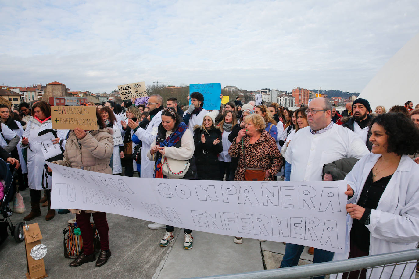 Fotos: Sanitarios asturianos protestan ante los Reyes, en Avilés, por la mejora de sus condiciones