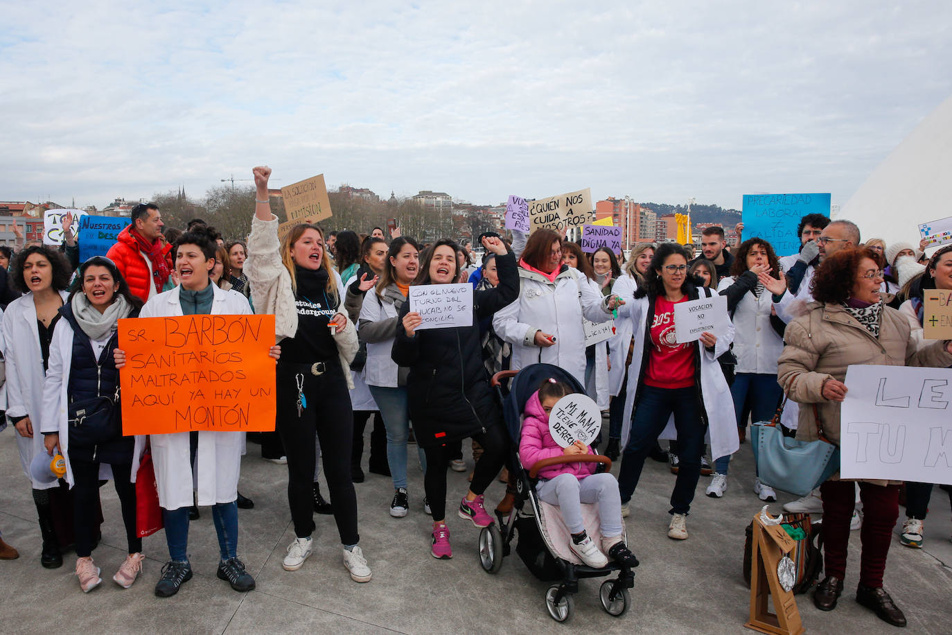 Fotos: Sanitarios asturianos protestan ante los Reyes, en Avilés, por la mejora de sus condiciones