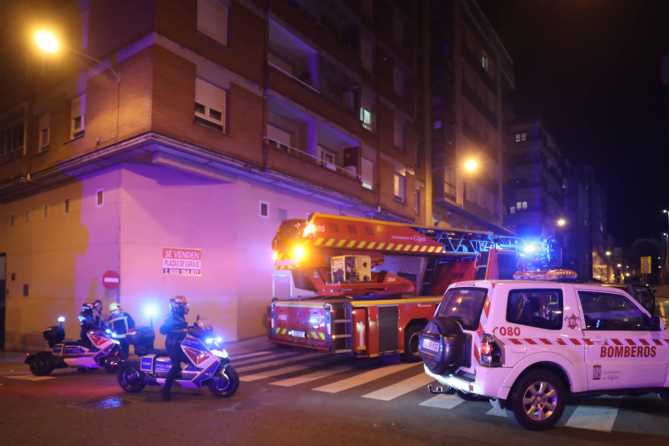 Fotos: Un incendio deja dos personas intoxicadas en un piso de Gijón