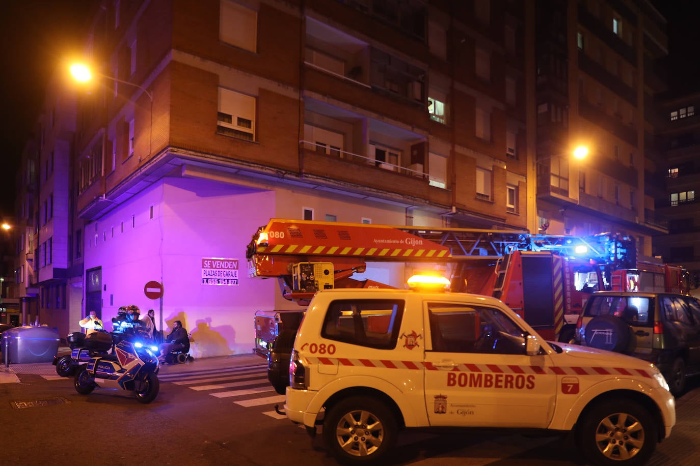 Fotos: Un incendio deja dos personas intoxicadas en un piso de Gijón