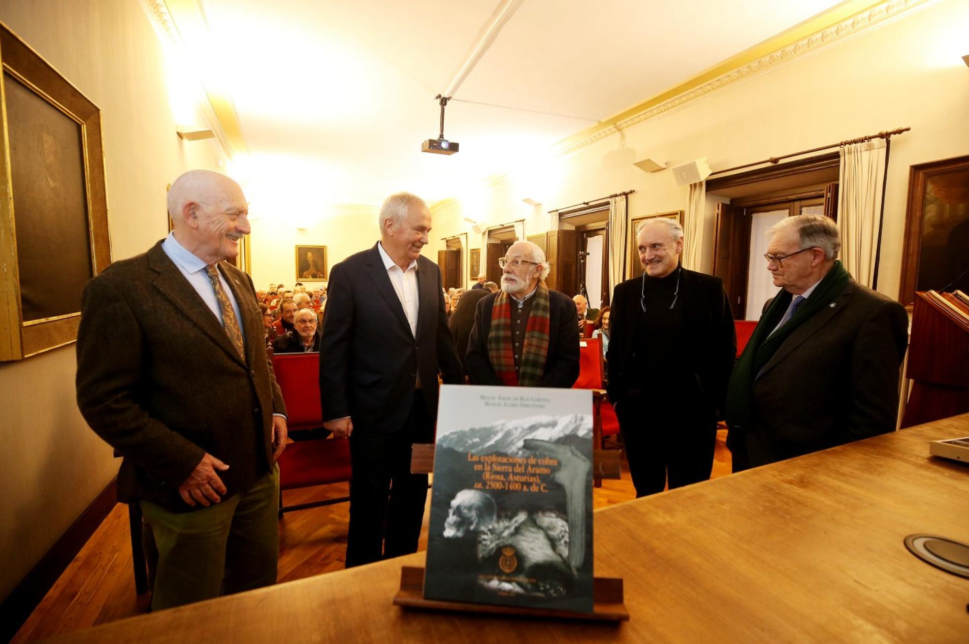 Presentación del libro, ayer en el Ridea, sobre la minería prehistórica en el Aramo. 