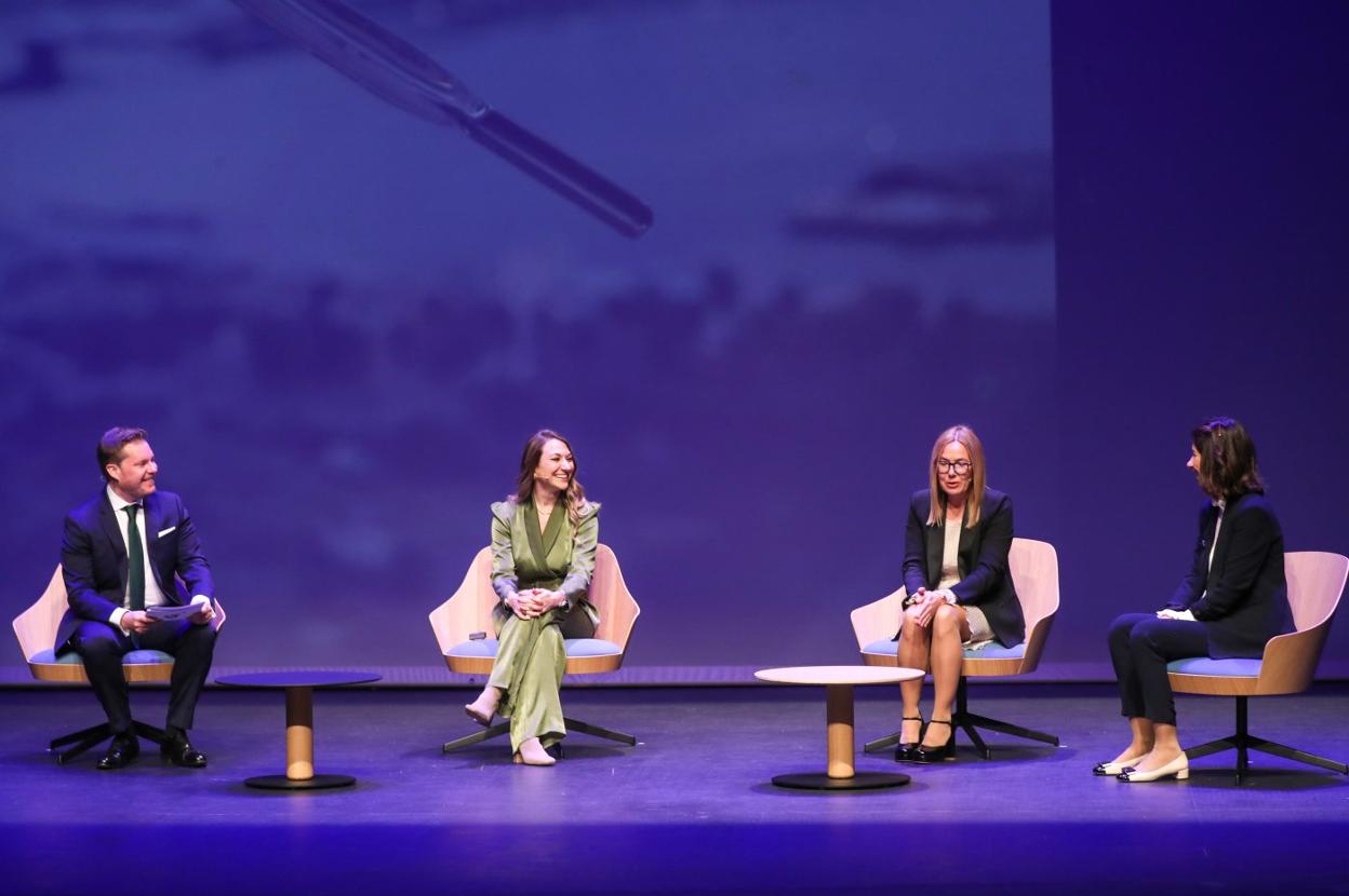 El diseñador Javier Cañada moderó la mesa redonda con Alba González, Inmaculada Bermúdez y Rocío Arroyo. 
