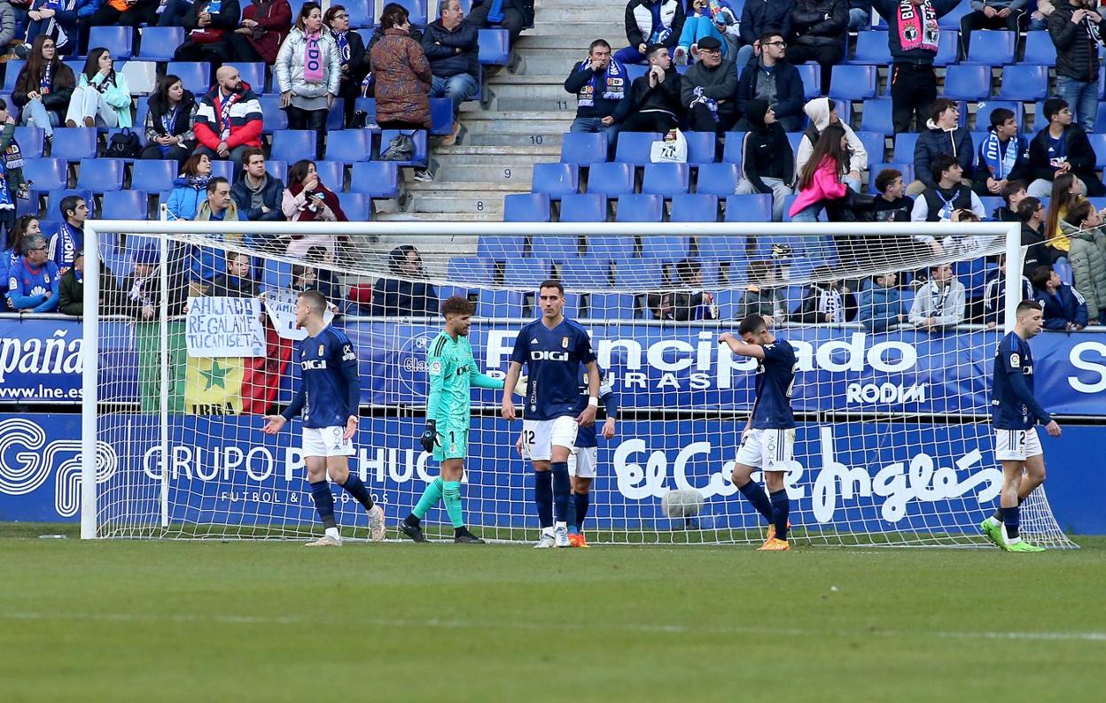 Los jugadores azules después de encajar el único gol del partido ante el Burgos. 