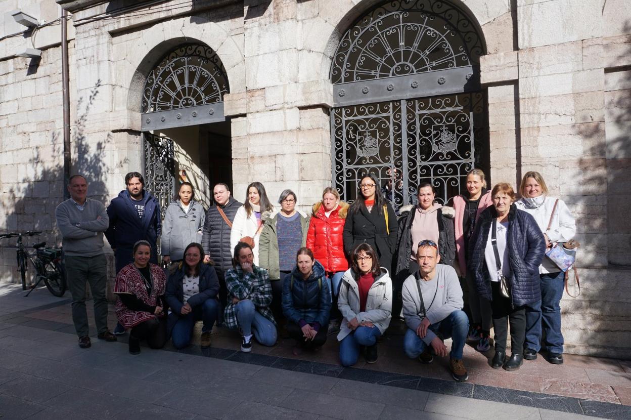 Las familias afectadas por la falta de pediatras recibieron ayer el apoyo del equipo de gobierno de Llanes. 