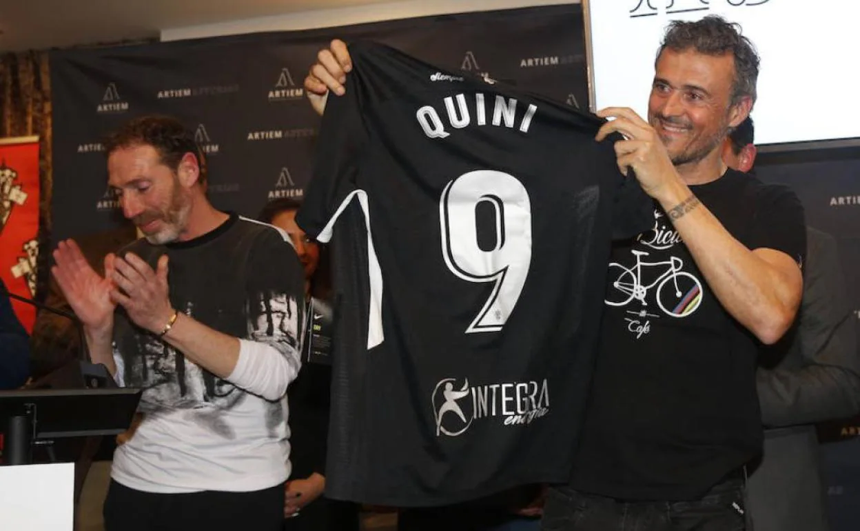 mensaje En imponer El Sporting quiere ampliar la línea de ropa en recuerdo a Quini a otras de  sus leyendas | El Comercio: Diario de Asturias