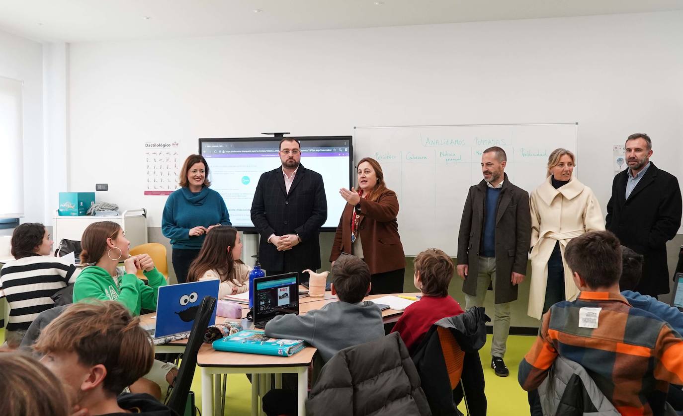 El presidente Principado, Adrián Barbón, y a la consejera de Educación, Lydia Espina, han visitado el IES de La Fresneda junto al alcalde de Siero, Ángel García. 