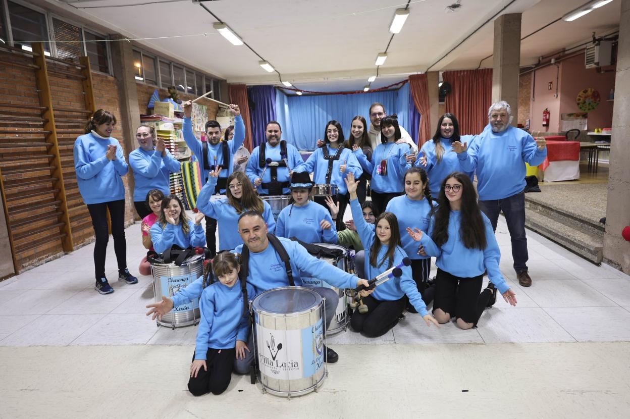 La nueva charanga de este Antroxu, La Vieja Guardia, pone a punto su su estreno en el desfile y el Jovellanos en las instalaciones del colegio Asturias.