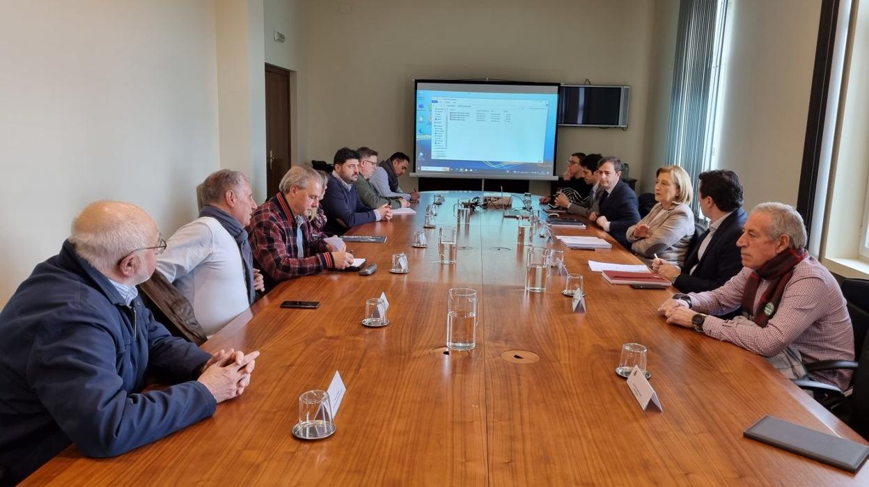 Reunión en la Delegación de Gobierno para hablar sobre la línea Gijón-Laviana. 