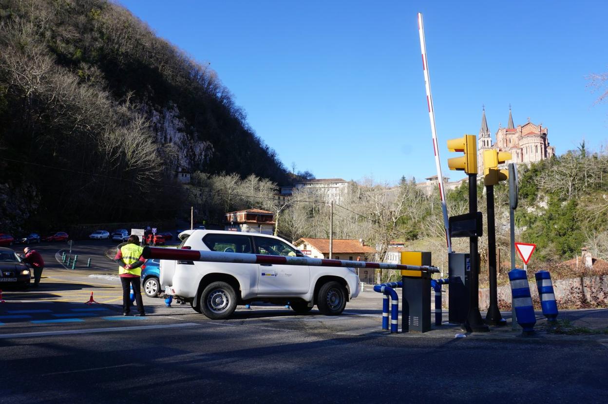 Regulación del tráfico este fin de semana en la rotonda de Covadonga, donde está instalada la barrera. 