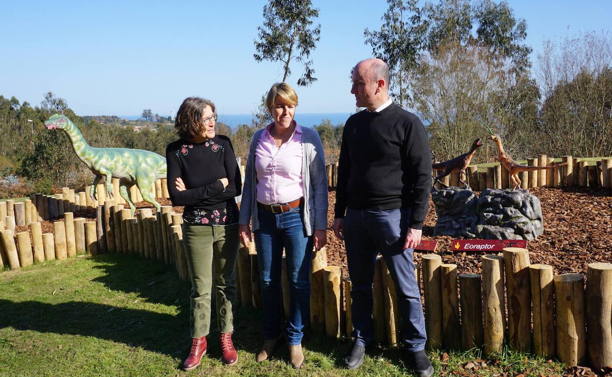 La investigadora del Muja Laura Piñuela; la alcaldesa, Sandra Cuesta; y el director general de Cultura, Pablo León, con las nuevas figuras.