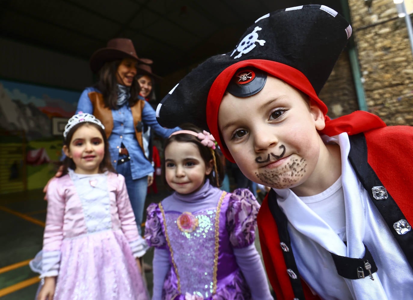 Fotos: El carnaval más colorido en los colegios asturianos