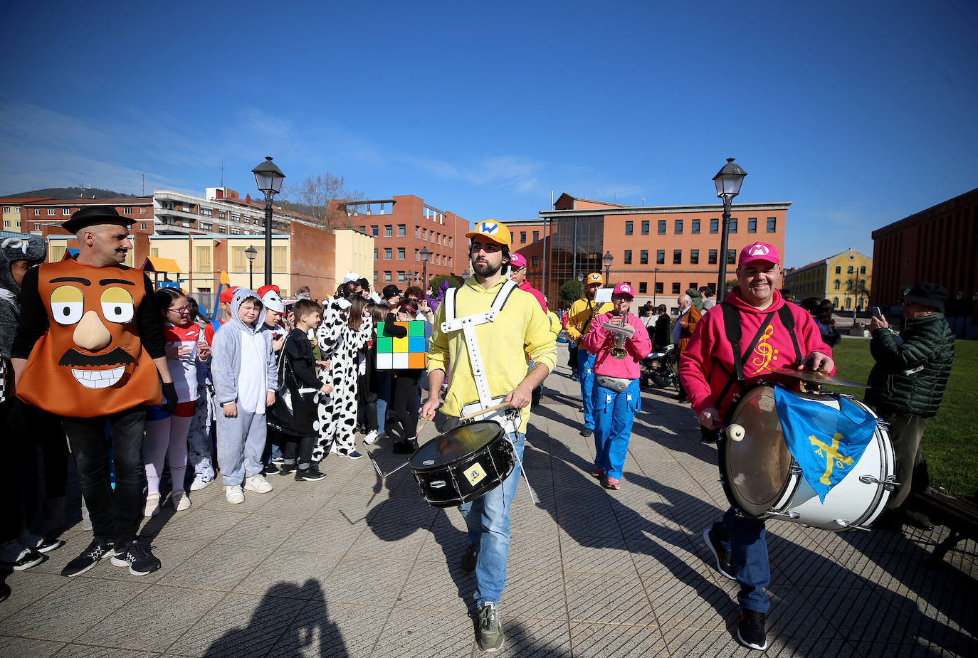 Fotos: El carnaval más colorido en los colegios asturianos