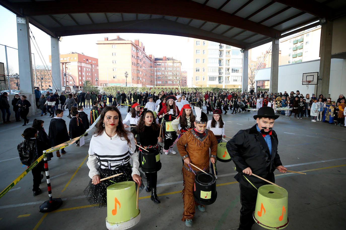 Fotos: El carnaval más colorido en los colegios asturianos