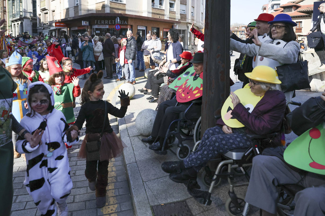 Fotos: El carnaval más colorido en los colegios asturianos