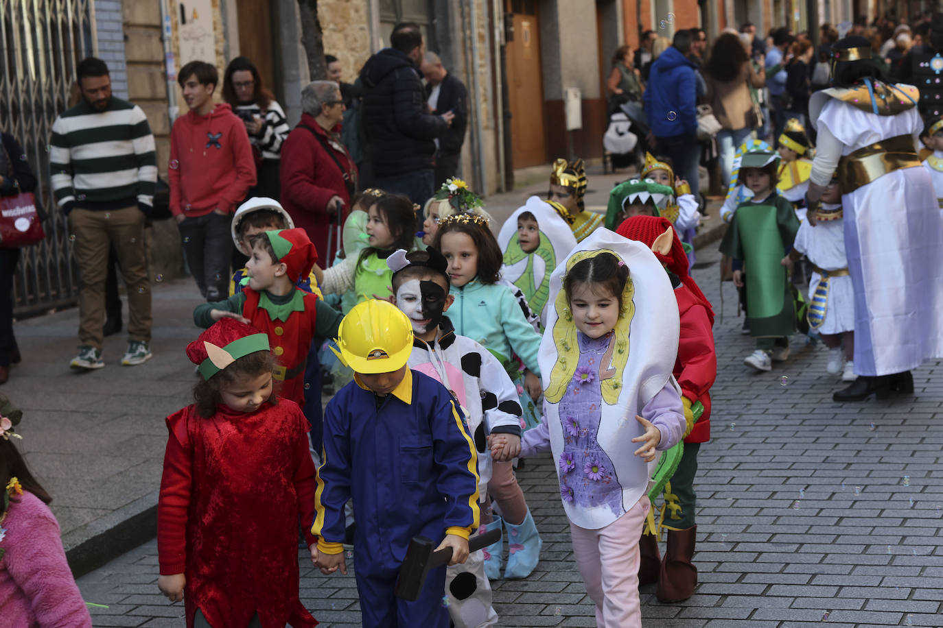 Fotos: El carnaval más colorido en los colegios asturianos