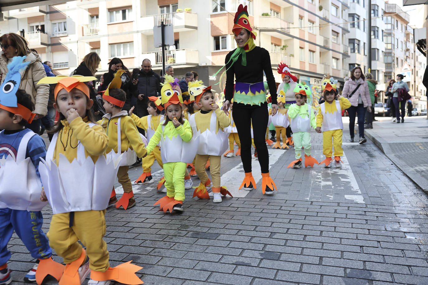 Fotos: El carnaval más colorido en los colegios asturianos