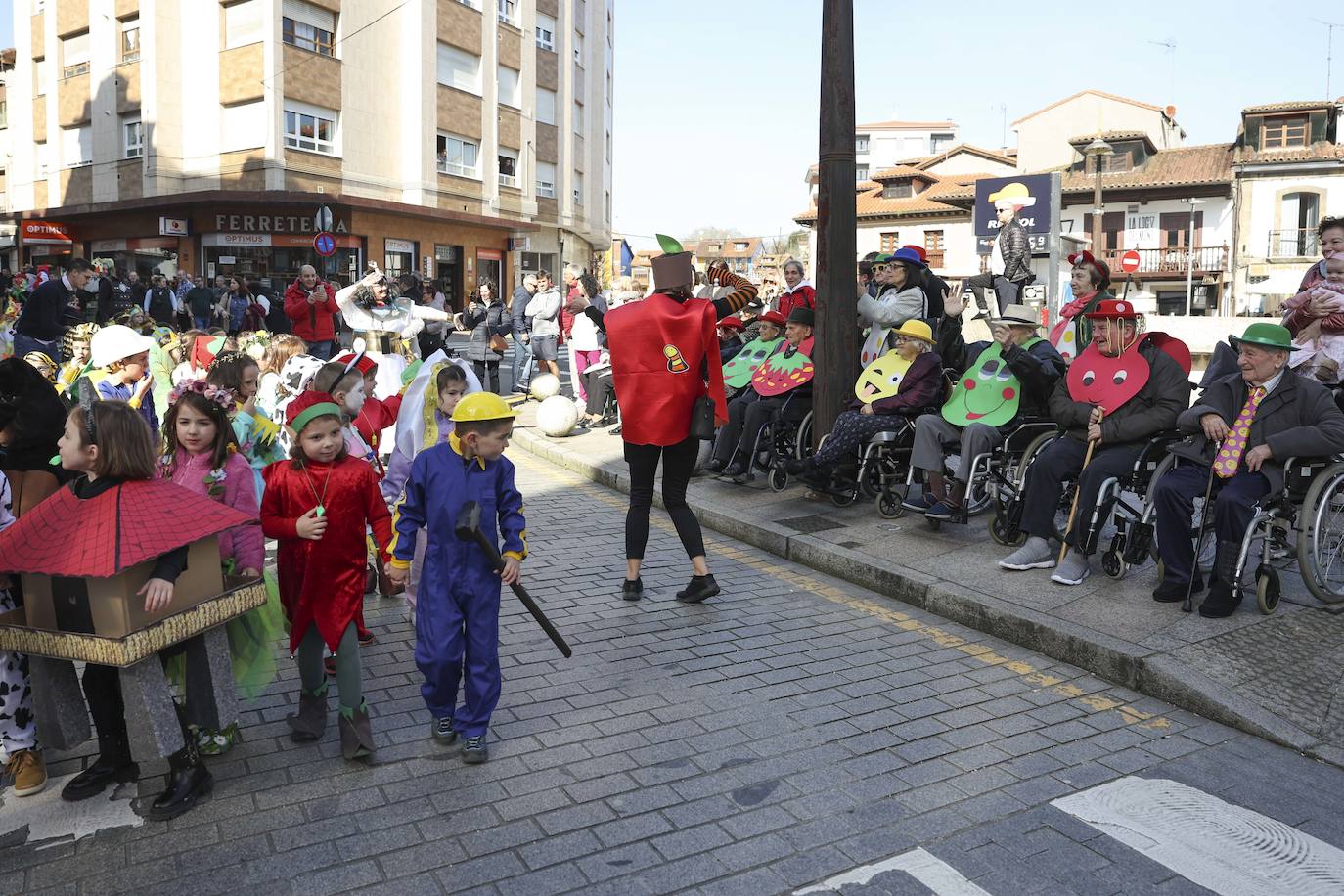 Fotos: El carnaval más colorido en los colegios asturianos