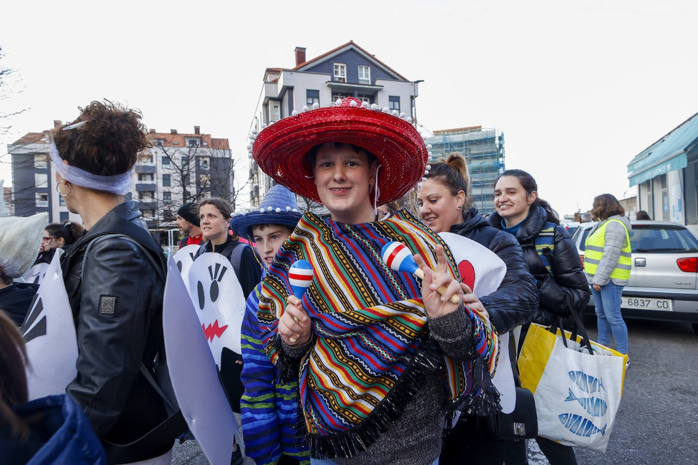 Fotos: Arte, superhéroes y reivindicación en el Antroxu de la zona oeste de Gijón