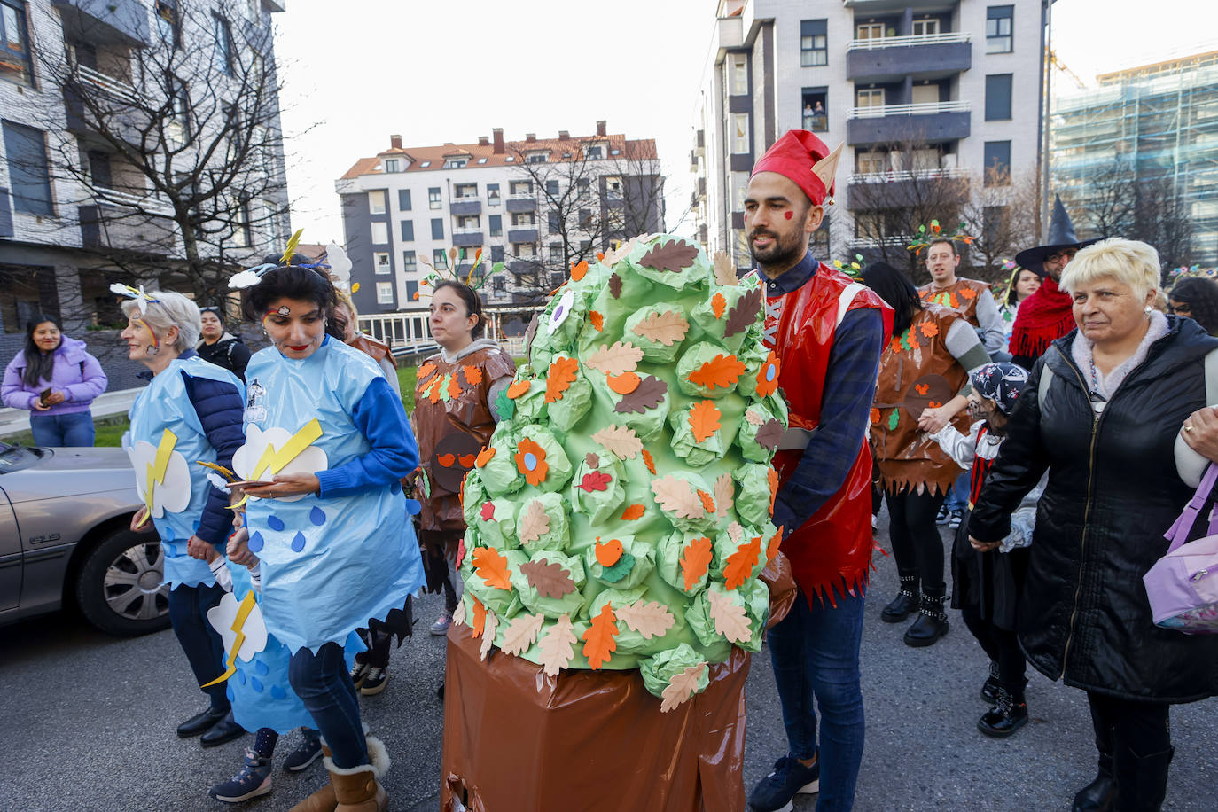 Fotos: Arte, superhéroes y reivindicación en el Antroxu de la zona oeste de Gijón