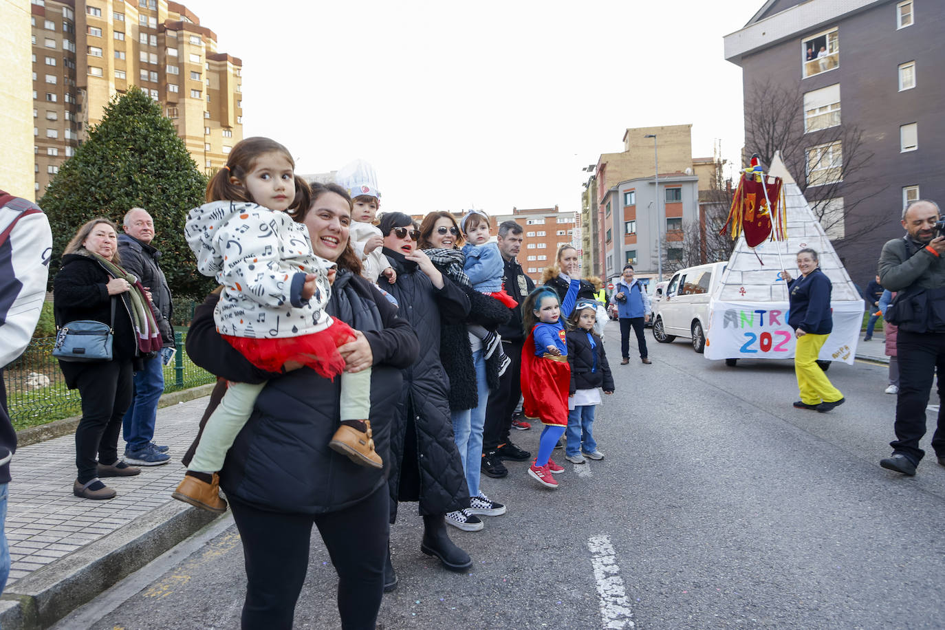 Fotos: Arte, superhéroes y reivindicación en el Antroxu de la zona oeste de Gijón