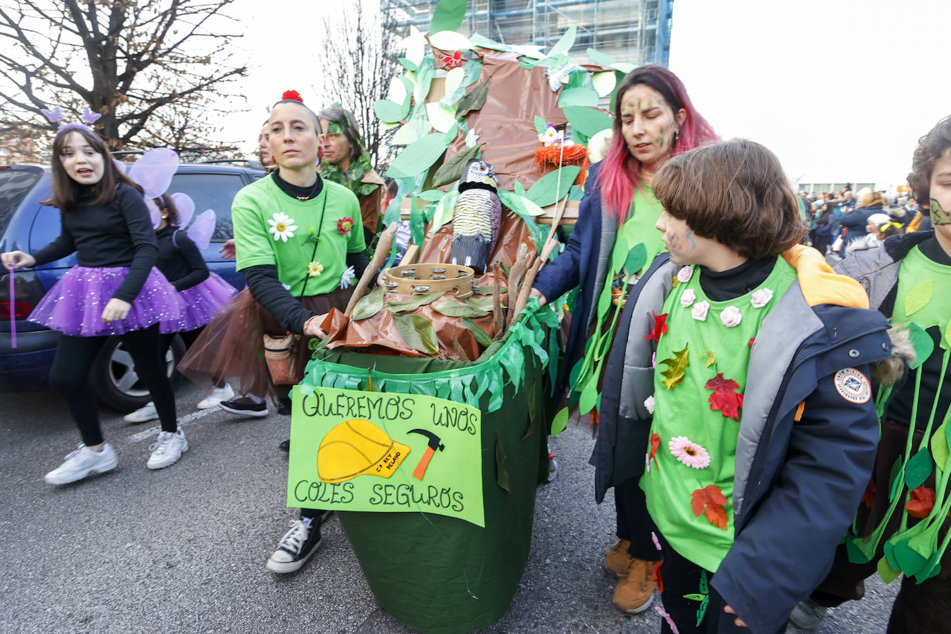 Fotos: Arte, superhéroes y reivindicación en el Antroxu de la zona oeste de Gijón