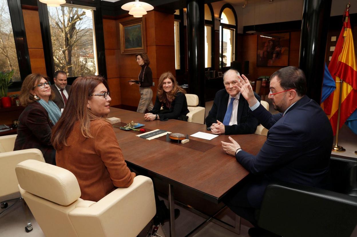 El presidente Barbón, con la familia de Rebollo y Carlos Paniceres. 