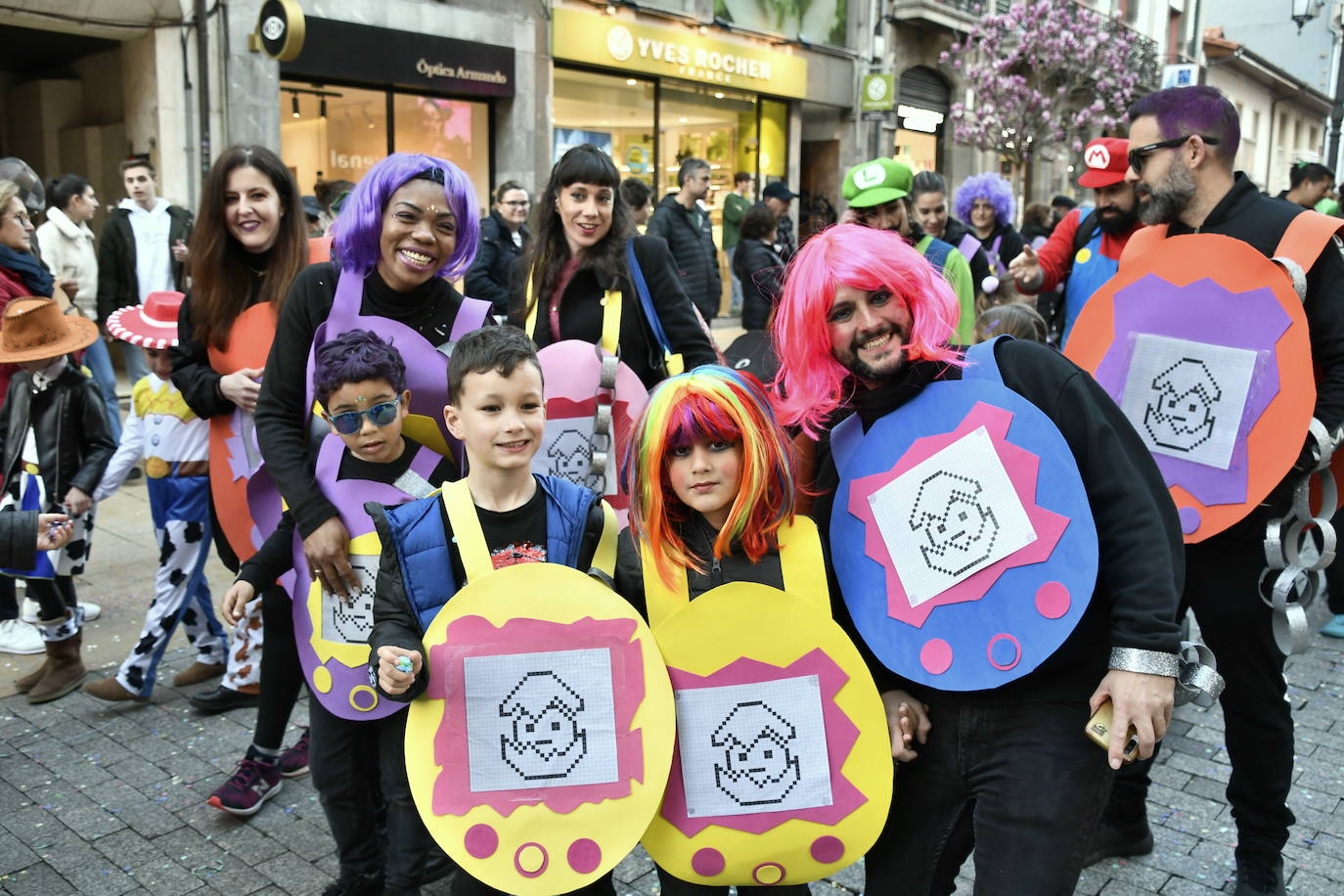 Fotos: Los escolinos devuelven a Avilés a los años noventa