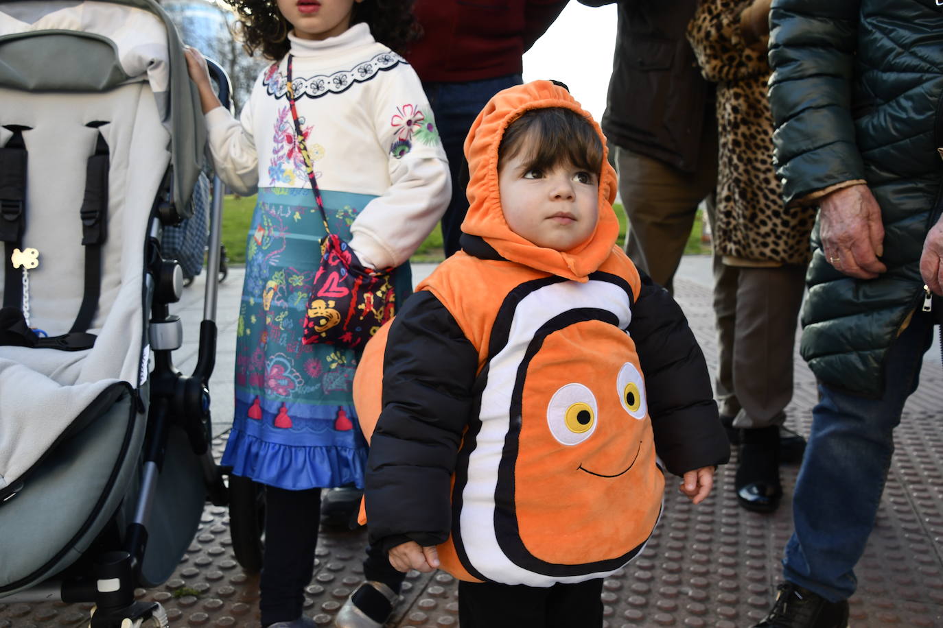 Fotos: Los escolinos devuelven a Avilés a los años noventa